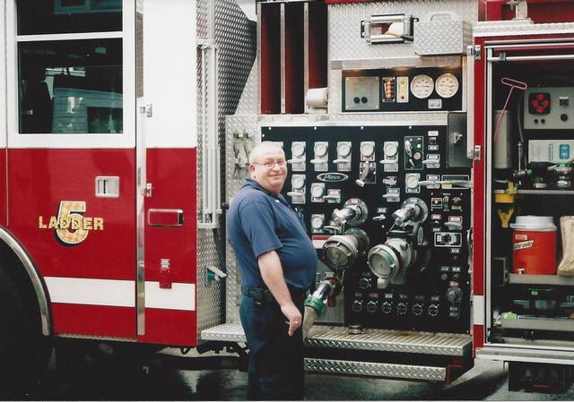 3 Box 76 Penn. Ave 9/06, FF Charlie Barnhart running the pump on L-5.
